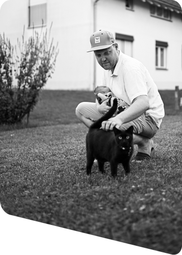 Koch Patrick im Garten und Kind und Katze